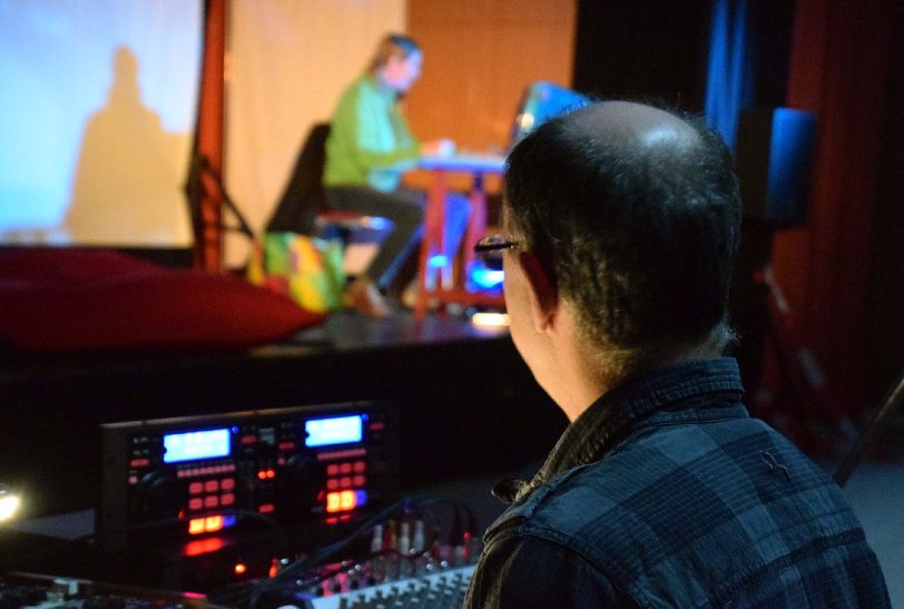 Aufführung des Stücks (S)Chattenwelten des Theaters PISAK aus Bielefeld.