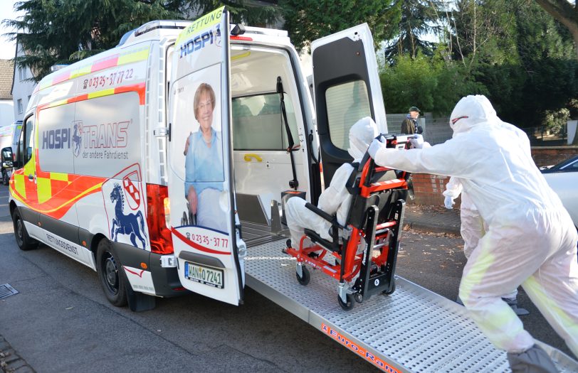 Transport eines &amp;amp;amp;#039;fiktiven coronainfizierten&amp;amp;amp;#039; Patienten durch die Firma Hospitrans.