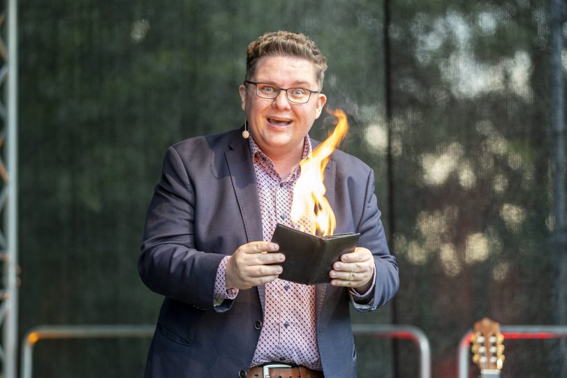 NachtSchnittchen beim Sommer Open-Air im Südpool an der Bergrstraße in Herne (NW), am Samstag (18.07.2020). Im Bild: Zauberer und Comedian Erasmus Stein.