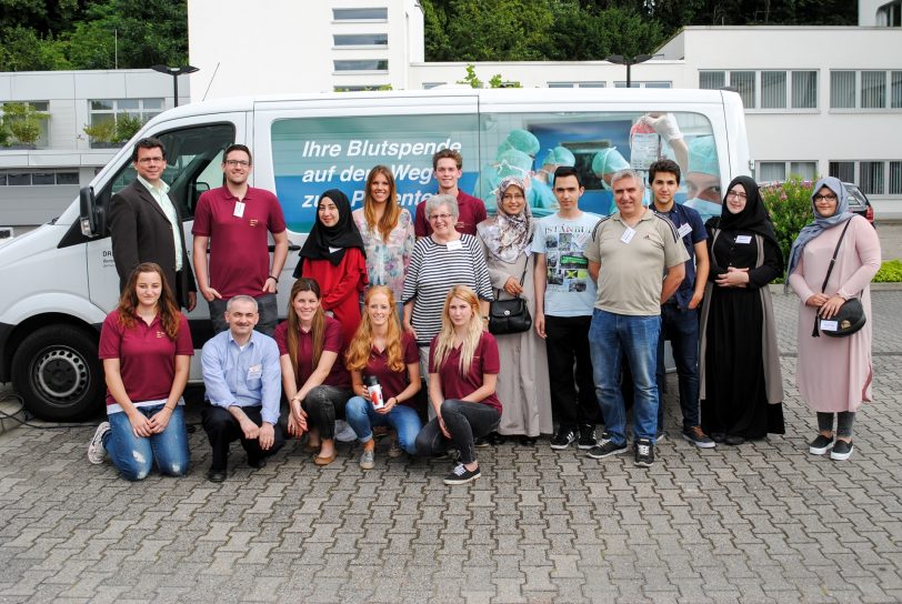 Dr. Martin Krause (hinten links) mit Mitgliedern der Islamischen Gemeinde Herne 2 und des Leo-Clubs Wanne-Eickel.