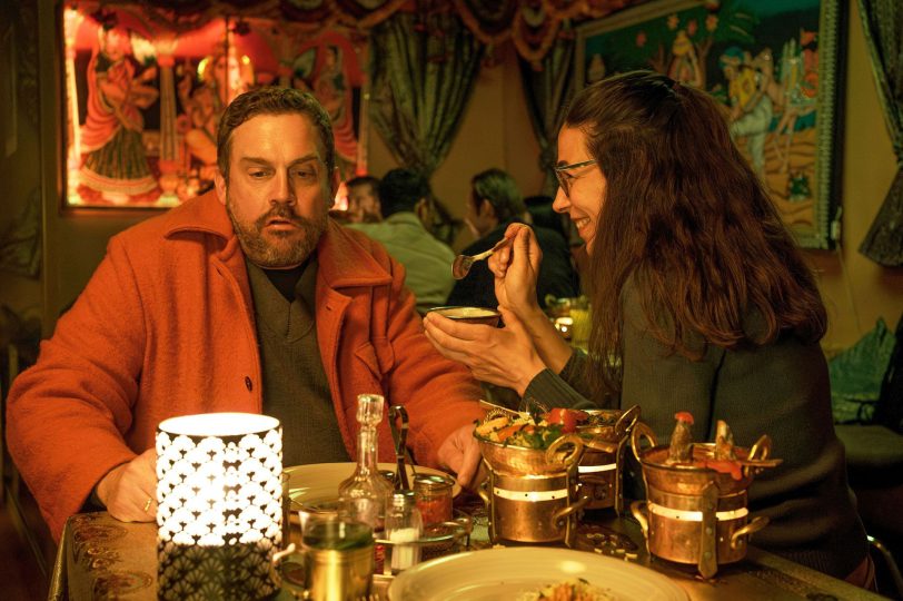 Hannes (Sebastian Bezzel) gibt sich sichtlich Mühe, um mit Vanessas (Judith Bohle) Lifestyle mitzuhalten – im Schwimmbecken, beim Paddeln im Kanu oder wie hier im Asia-Restaurant.