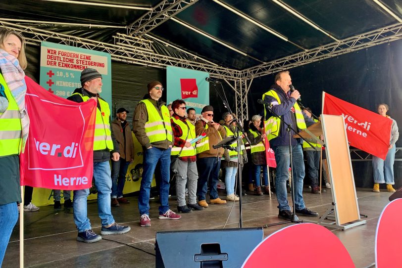 Auf der Bühne wurden die Forderungen lautstark wiederholt.