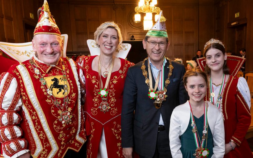 Karnevalsbesuch im Rathaus: Das Stadtprinzenpaar Rolf I. (Niebuhr, li.) und Claudia II. (Niesler, 2.v.l.) besuchte zusammen mit Kinderprinzessin Hannah I. (re.) den Oberbürgermeister Dr. Frank Dudda (Mitte).