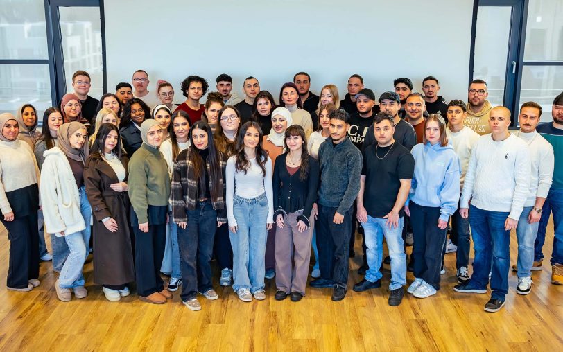 56 angehende Pflegefachkräfte haben am 1. Dezember 2025 ihre Ausbildung in der St. Elisabeth Gruppe begonnen.