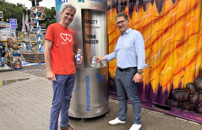 Erfrischend auch an trüben Tagen: Ulrich Koch (l.) und Rafael Rüdel (r.), die Geschäftsführer der Wasserversorgung Herne, testen die Wasserspender auf dem Kirmesplatz.