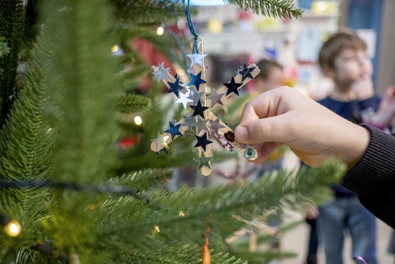 Mit viel Liebe zum Detail wurde der Tannenbaum verziert.