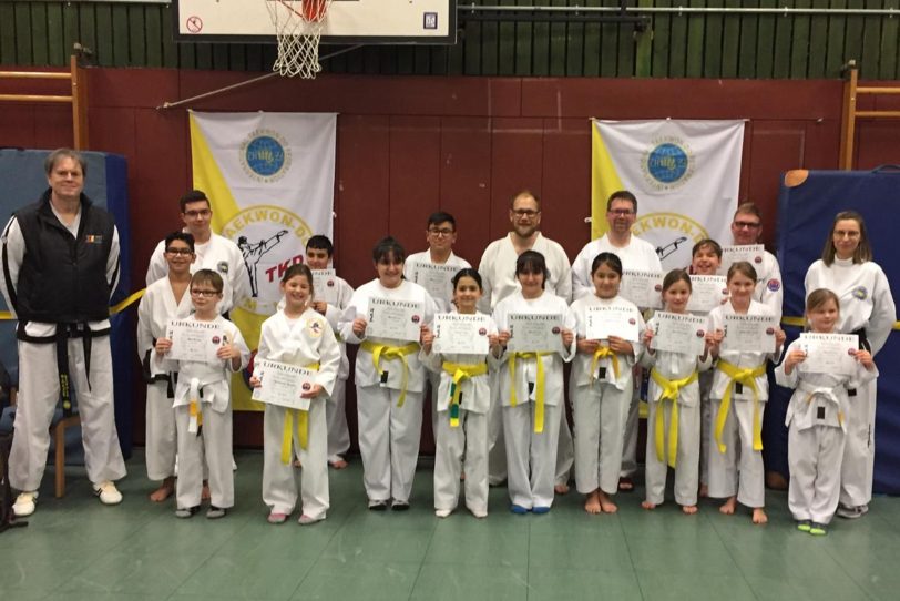 15 Prüflinge des Taekwo Do Vereins TKD Wanne bestanden ihre Graduierungsprüfung im Farbgurtbereich.