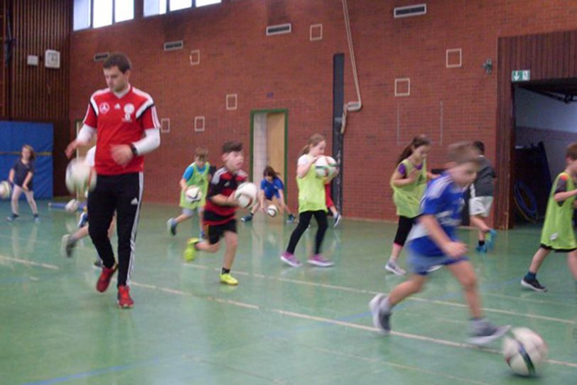 Sportunterricht für die Grundschule Börsinghauser Straße mit dem DFB-Mobil.