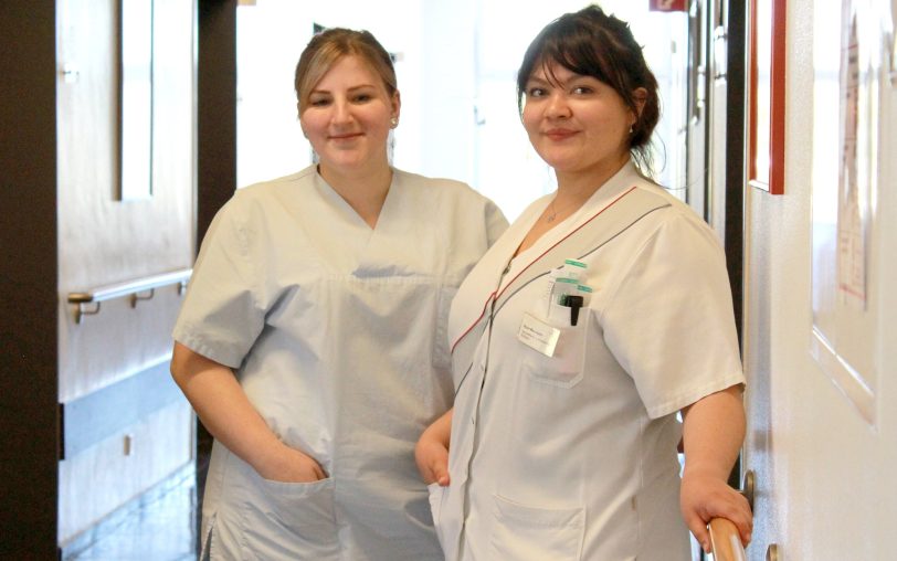 Die Pflegeschülerinnen Beyza Mina Aydin (r.) und Michelle Greve erzählen, wieso sich für einen pflegerischen Job entschieden haben.