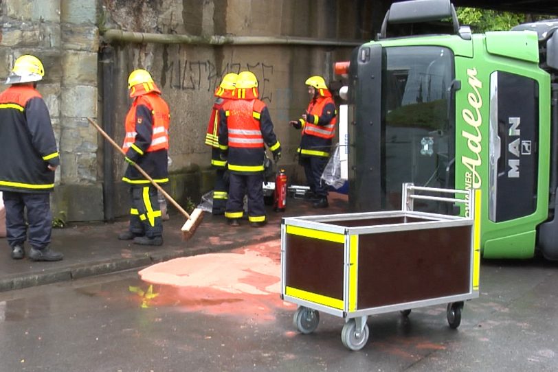 Umgekippter Absatzkipper mit Anhänger auf der Ulmenstraße.