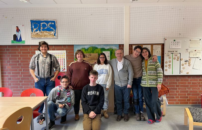 Tuncay Nazik sprach bei seinem Besuch mit einer Gruppe von Schülern der Robert-Brauner-Schule Herne.