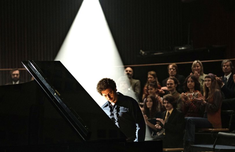 Keith Jarrett (John Magaro) bei seinem legendären Konzert am 24. Januar 1975 im Kölner Opernhaus. F
