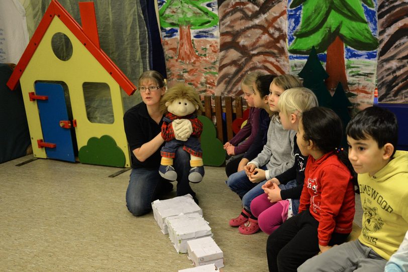 Erste-Hilfe-Kursus für Kinder im Familienzentrum Dreifaltigkeit.