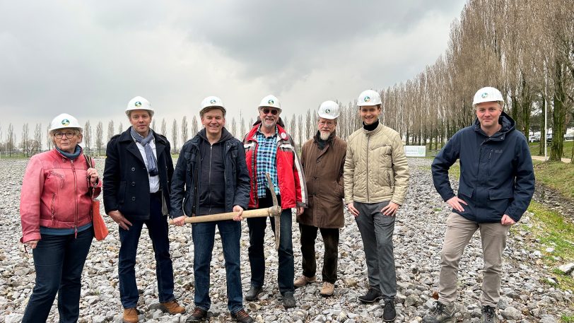 Die Bezirksvertretung Sodingen freut sich mit Bezirksbürgermeister Mathias Grunert (3.l.), Ideengeber Dominik Strobel (6.l.) und David Hucklenbroich, Fachbereichsleiter von Stadtgrün, über die geplante Umgestaltung.