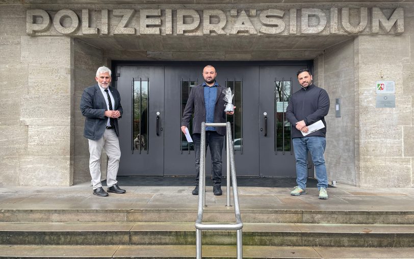 Polizeipräsident Jörg Lukat (li.) ehrte den 32-jährigen Herner (Mitte) für sein couragiertes Handeln.