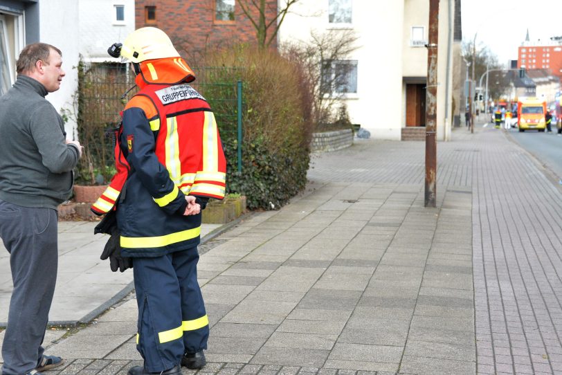 Anwohner werden durch die Einsatzleitung informiert.