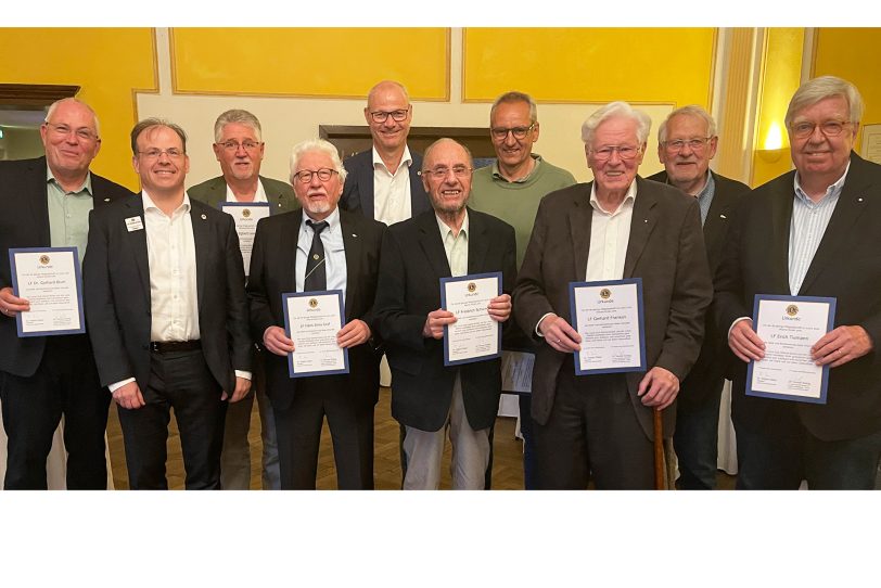 400 Jahre Engagement für die Lions: v.l. Dr. Gerhard Blum, Henner Kollnig, Egbert Lewicki, Hans-Arno Graf, Dr. Robert Sibbel, Friedrich Schwing, Thorsten Siller, Gerhard Franken, Volker Mecking und Erich Tiemann.