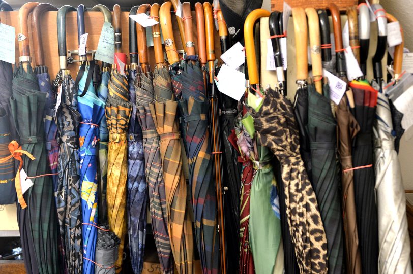 Regenschirme: Sie kommen aus ganz Deutschland und wollen alle repariert werden.