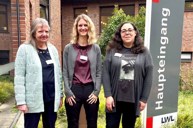 Das diesjährige Angehörigenteam der LWL-Klinik Herten mit Hildegard Kofoth, Linda Ueckeroth und Hannah Herde (von links, im Bild fehlen Dirk Ahmann und Annika Kaiser) lädt zur nächsten Reihe ein.