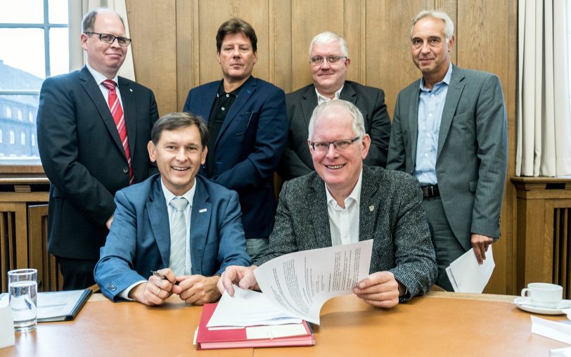 Frank Dudda (vorne links) mit den Sitzungs-Teilnehmern.