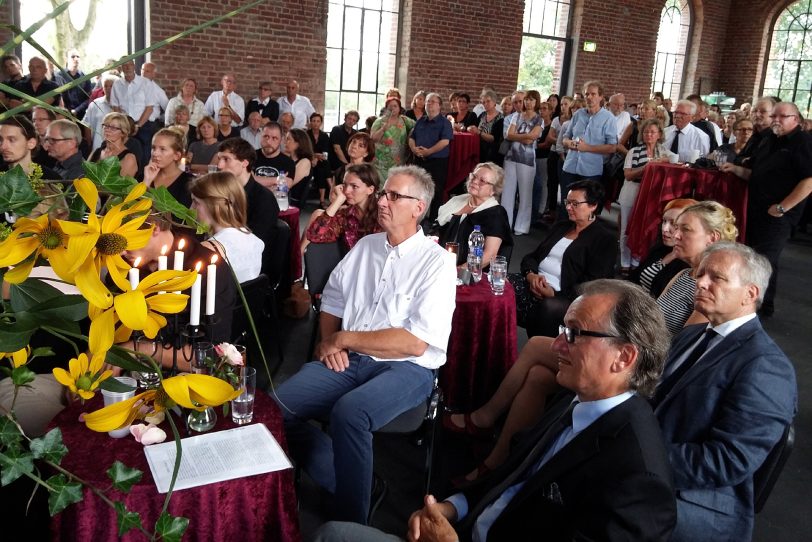 Die Trauerfeier in der Maschinenhalle der Künstlerzeche Unser Fritz.