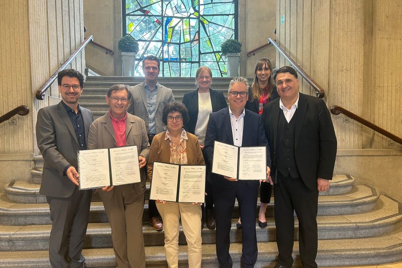 Freuen sich über die Absichterklärung (v.l.): Stadtkämmerer Marc Alexander Ulrich, Oberbürgermeister Dr. Frank Dudda, Marc Seelbach, Prof. Dr. Martina Havenith-Newen, Dr. Rachel Galves (alle RUB), Dr. Dirk Drenk (Geschäftsführer Herne.Business), Dr. Svenja Rebsch und der Rektor der RUB, Prof. Dr. Dr. h.c. Martin Paul.