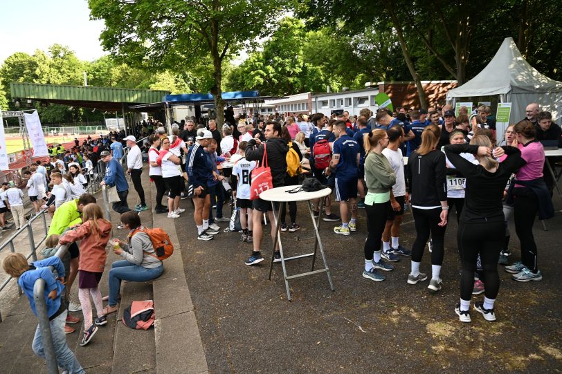 Volles Haus beim Firmenlauf 2025. Vor dem Start versammelten sich die Läufer und führten lockere Gespräche.