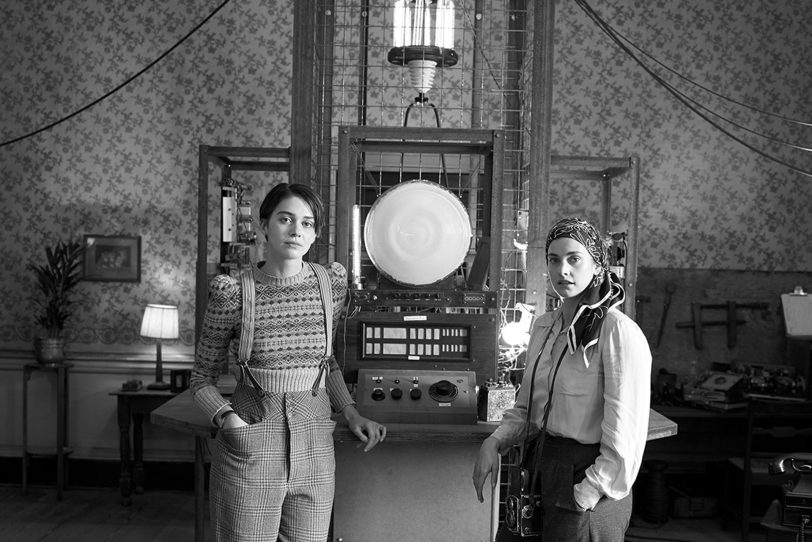 Ihrer Zeit weit voraus: Die beiden visionären Schwestern Thomasina „Thom“ (Emma Appleton) und Martha „Mars“ Hanbury (Stefanie Martini) haben mit LOLA einen Apparat erfunden, mit dem sie TV- und Radioschnipsel aus der Zukunft empfangen.