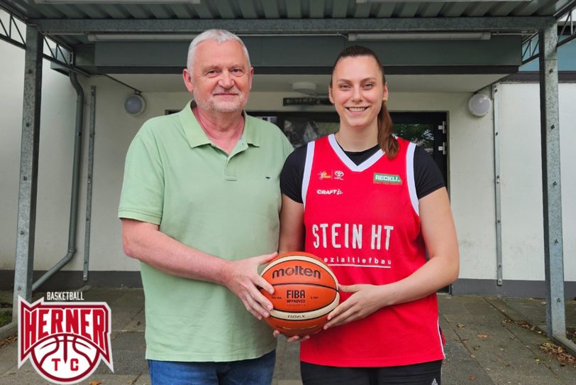 v.l. Marek Piotrowski, Sportlicher Leiter des Herner TC, begrüßt Neuzugang Lena Dziuba, den ersten Neuzugang des HTCs für die Saison 2025/26.