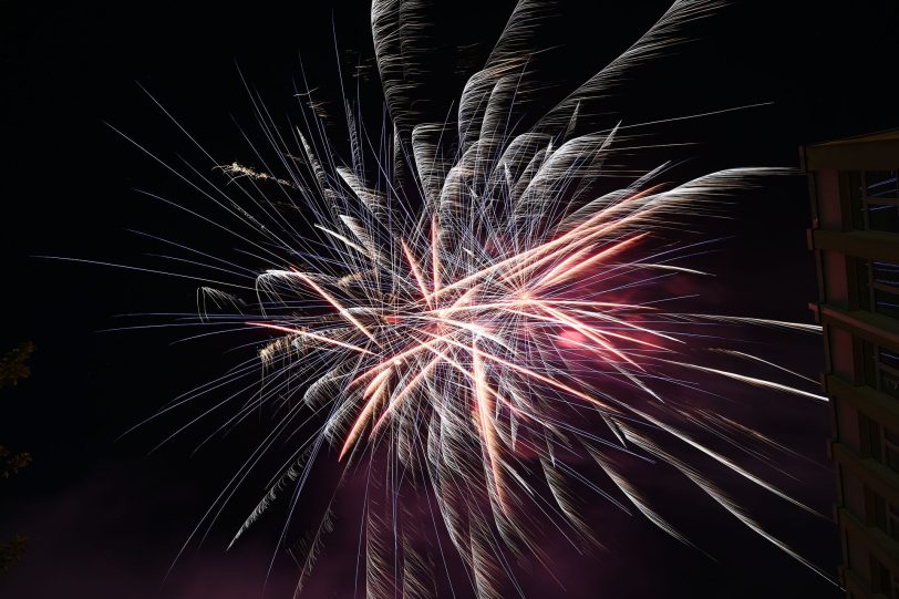 Das Eröffnungsfeuerwerk der Cranger Kirmes 2024, aufgenommen vom Abschussplatz am Westhafen.