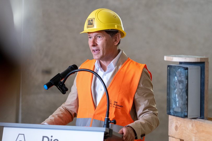 Durchstich für den Tunnel Baukau im Autobahnkreuz in Herne (NW), am Montag (22.08.2022). Nach knapp einem Jahr, in dem der neue Tunnel von der A43 zur A42 Stück für Stück unter den Bahngleisen vorangetrieben wurde, ist jetzt &quot;Licht am Ende des Tunnels&quot;. Im Bild: Dr. Frank Dudda, Oberbürgermeister der Stadt Herne.