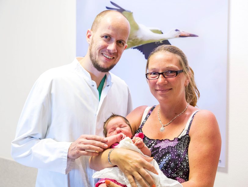 Baby Leticia wurde im St. Anna Hospital Herne geboren wurde. Mutter Sabrina und Dr. Harald Krentel, Chefarzt der Klinik für Frauenheilkunde und Geburtshilfe, freuten sich über den gesunden Neuankömmling.