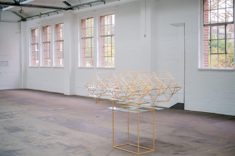 „Anders als daheim“ – architektonische Perspektiven in den Flottmann-Hallen zeigt bis zum 18. Januar 2026 Werke von Yevgeniya Safronova und Petra Deta Weidemann.