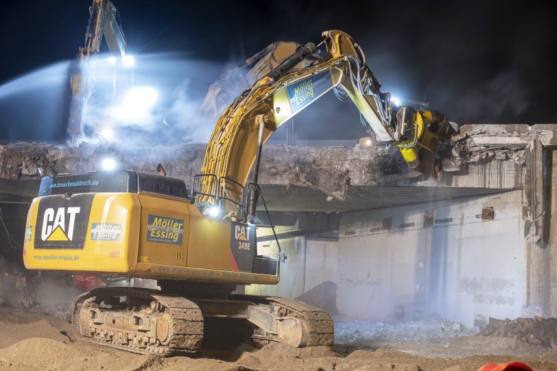 Nächtlicher Abbruch des westlichen Teil der Autobahnbrücke der A43 über die Forellstraße in Herne (NW), am Freitagabend (30.08.2019).