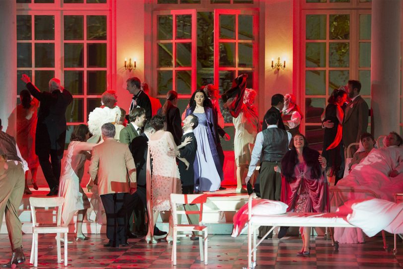 Giuseppe Verdis Oper „La Traviata“ wird am 28. Dezember 2022 im Essener Aalto Musiktheater wiederaufgenommen.