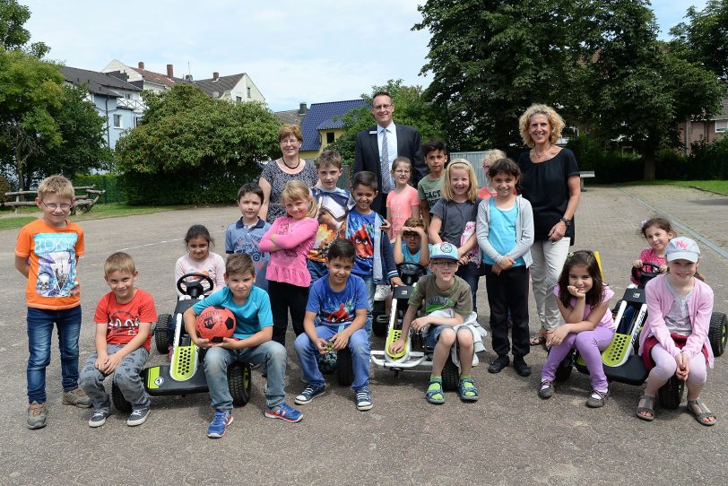 Schüler und Lehrerinnen der Claudiusschule mit Stefan Tysbierek von der Sparda-Bank