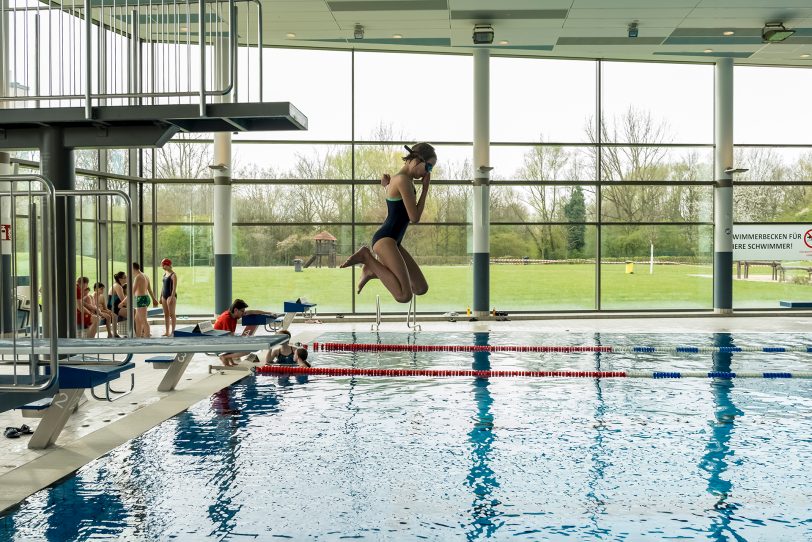 Seepferdchenabnahme der DLRG Herne im Wananas in den Osterferien 2023. 130 Kinder erreichten ihr Abzeichen, nachdem sie an den Schwimmkursen durch das Projekt "NRW kann schwimmen" teilgenommen haben.