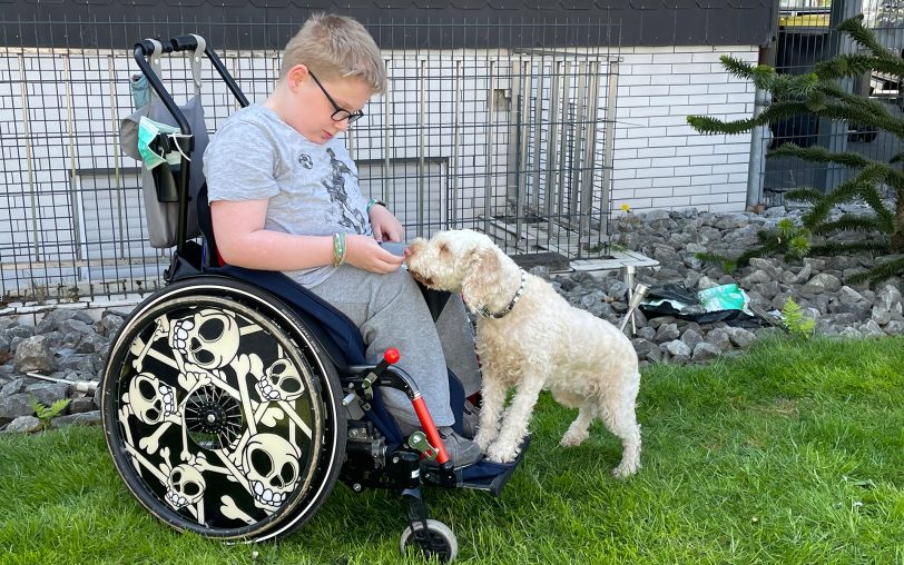 Assistenzhund Amy bekommt mit Daimon den Ausweis nach bestandener Ausbildung übergeben. Dafür gibt es ein Leckerli.