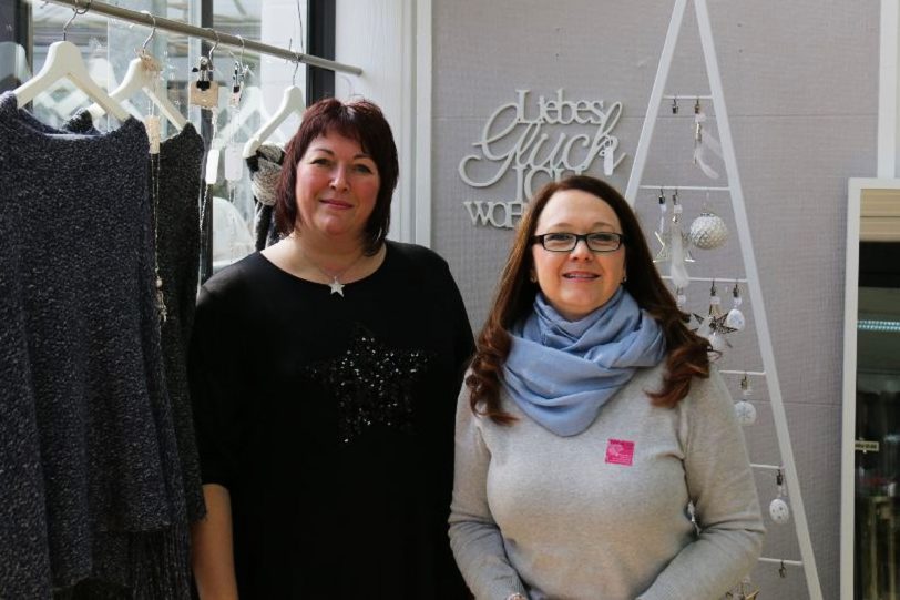 Kerstin Steinmacher (links) mit Michaela Sellhoff (stellvertretende Geschäftsleitung).