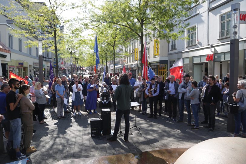 Anti-Kriegstag am Kugelbrunnen.