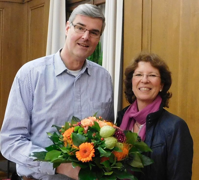 Bettina Szelag gratuliert Markus Schlüter.