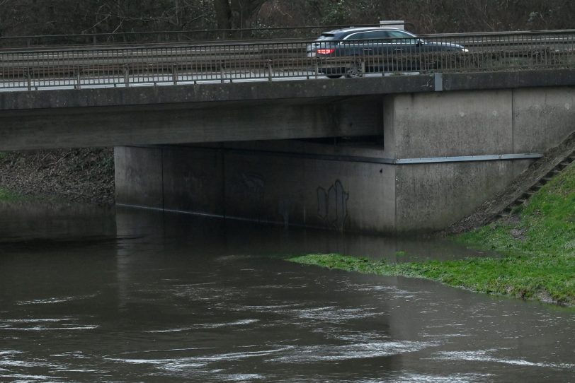Hoher Pegelstand der Emscher im Bereich der Kanalbrücke der Recklinghauser Straße am zweiten Weihnachtsfeiertag 2023.