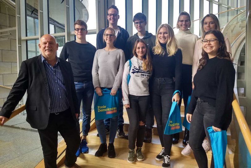 Angehende Finanzbeamte aus Bochum im Düsseldorfer Landtag - mit Thomas Nückel (FDP).