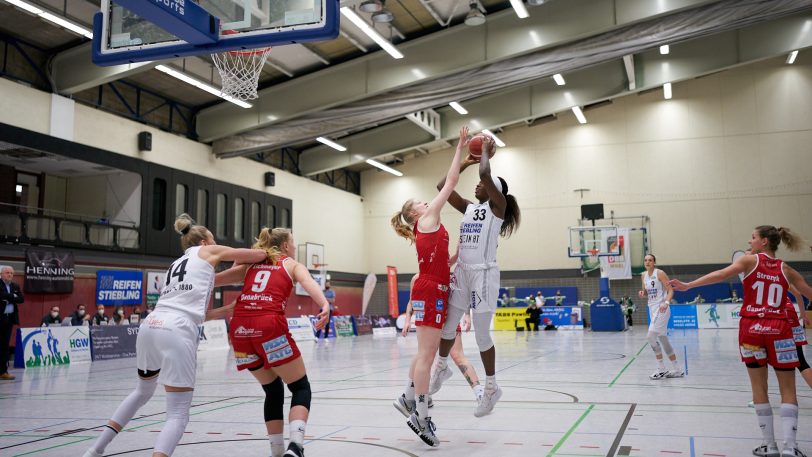 Nicole Enabosi (am Ball) überzeugte mit 22 Punkten gegen die GiroLive Panthers und brachte so den HTC auf den Weg ins Final-Four Turnier des Pokals.