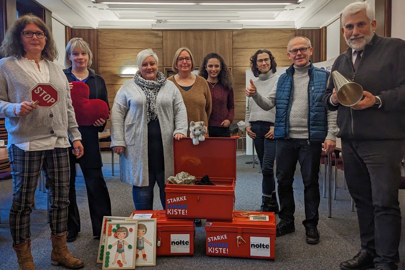 Gemeinsam für den Kinderschutz (v. l.): Cornelia Heppner (Kriminalprävention und Opferschutz), Tanja Brügger (Theaterpädagogische Werkstatt), Denise Dondrup (IFAK Kindergarten e. V.), Christina Borkowski (Caritas Bochum), Zehra Tekin-Ertan und Barbara Mag (Outlaw Kita Bochum), Alfred Seidensticker (Deutsche Kinderstiftung Hänsel+Gretel) sowie Polizeipräsident Jörg Lukat.