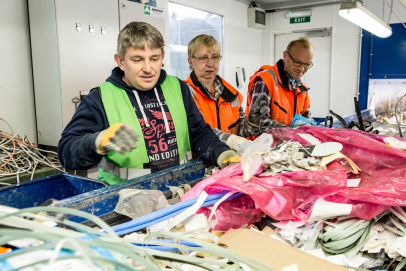 Mitarbeiter der WfB an der Sortieranlage.