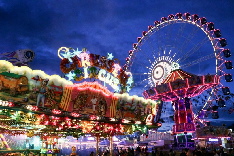 Die Kirmes-Skyline in der Abenddämmerung.