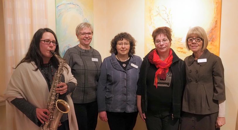 Führen die Sterbebegleitung am Telefon weiter: Annegret Müller (2.v.l.) und Karin Leutbecher (3.v.l.).