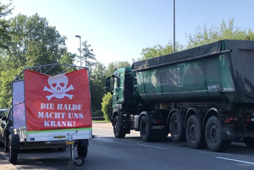 Die BI Uns stinkts hat einen Fahrzeuganhänger mit eindeutigen Botschaften aufgestellt
