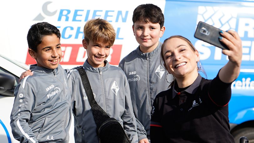 Sie nahm sich viel Zeit für Selfies: Olympiasiegerin Kristina Vogel bei der Gewinnerübergabe der Aktion